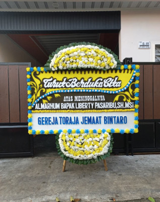 Papan Bunga Duka di Ujung Padang