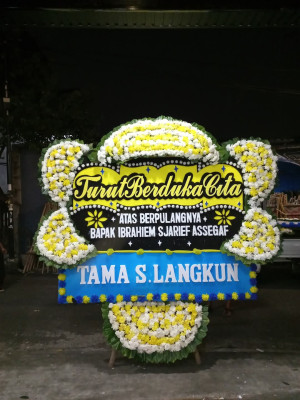 Papan Bunga Duka di Ujung Padang